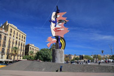 BARCELONA, İspanya - 7 Ekim 2021: Barcelona 'da El Cap de Barcelona kamusal alanı popüler sanat tarzı heykel. Amerikalı pop sanatçısı Roy Lichtenstein 'in heykeli La Cara de Barcelona olarak da bilinir..