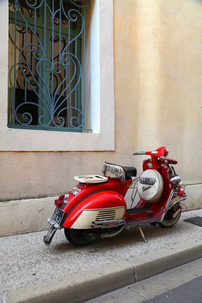 法国Arles 2021年10月1日 停放在法国Arles的Oldtimer复古型Piaggio Vespa摩托车 — 图库照片