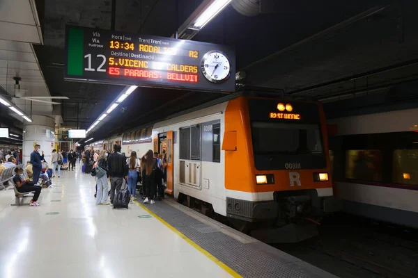 バルセロナ スペイン 2021年10月8日 スペインのバルセロナ センツ駅でロンドリー列車に乗る人々 — ストック写真
