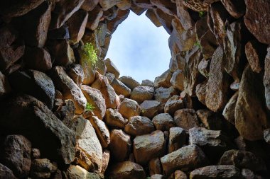 Sardinya 'daki Arzachena yakınlarında Nuraghe La Prisgiona. İtalya 'nın Sardunya kentindeki antik neolitik medeniyetin Nuragic anıtı.