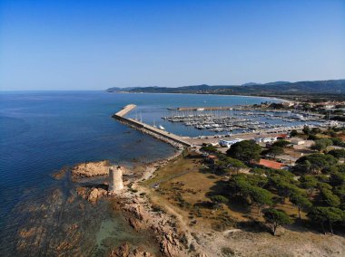 Sardunya manzarası. Siniscola yakınlarındaki San Giovanni di Posada kasabası. Sahil, savunma kulesi ve liman - insansız hava aracı bakış açısı.