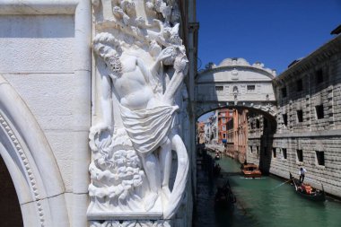 İç Çekiş Köprüsü (İtalyanca: Ponte dei Sospiri), Venedik, İtalya 'da tarihi köprü.