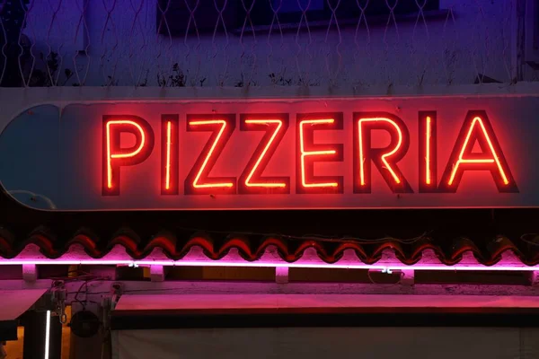 Pizzeria Neon标志 意大利的普通披萨店点亮了夜牌 — 图库照片