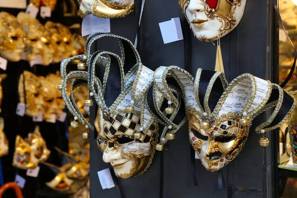 意大利威尼斯的狂欢节面具 当地礼品店的传统威尼斯面罩工艺品 — 图库照片