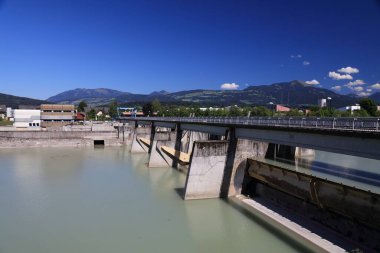 Avusturya hidroelektrik üretimi. Hallein 'de Salzach nehri üzerindeki su santrali.