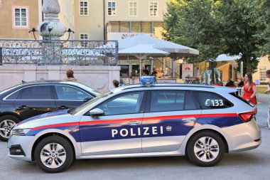 SALZBURG, AUSTRIA - 4 Ağustos 2022: Avusturya Polisi Skoda Octavia 'nın arabası Avusturya' nın Salzburg kentinde park edildi.