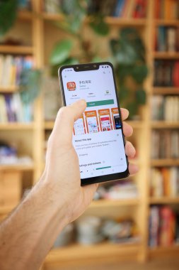 WARsaw, POLAND - 29 Ocak 2021: Android OS, Xiaomi markalı akıllı telefona Taobao China çevrimiçi alışveriş uygulaması yükleyen kullanıcı.