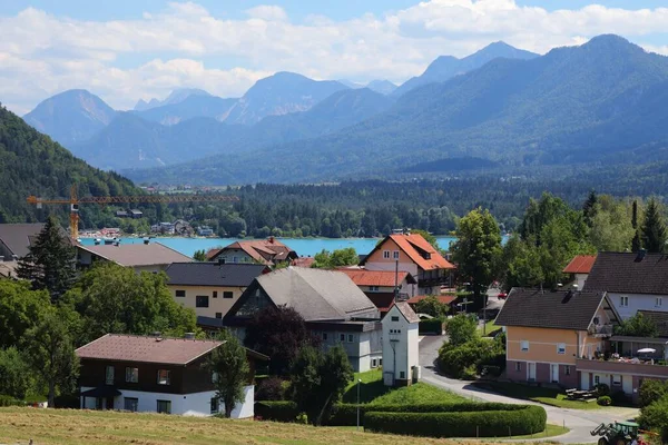 Jezioro Faak Faaker See Villach Stan Karyntia Letni Krajobraz Austrii — Zdjęcie stockowe