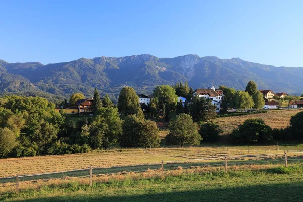 Летний Сельский Пейзаж Каринтии Австрия Деревня Дроболи Вильянди Горами Караванкс — стоковое фото