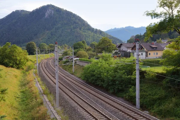 オーストリアのスタイリア地域で電気線と鉄道線路 — ストック写真