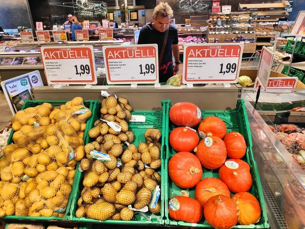 Viena Áustria Agosto 2022 Pessoas Visitam Seção Frutas Supermercado Spar — Fotografia de Stock