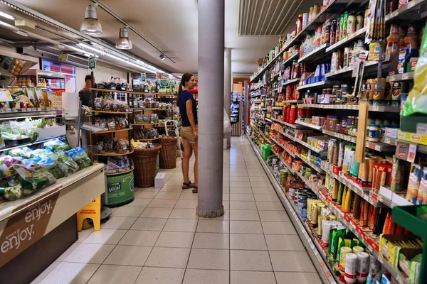 维也纳 澳大利亚 2022年8月4日 人们参观奥地利斯皮尔斯杂货店 Spar是一家原产于荷兰的大型连锁超市 — 图库照片
