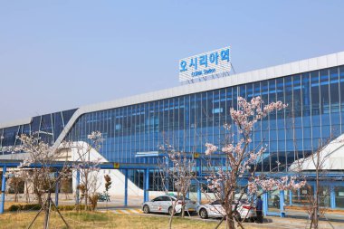 BUSAN, Güney Kore - 29 Mart 2023: Güney Kore 'de Gijang, Gijang' da Donghae Hattı 'ndaki OSIRIA istasyonunun önünde taksi bekliyor..