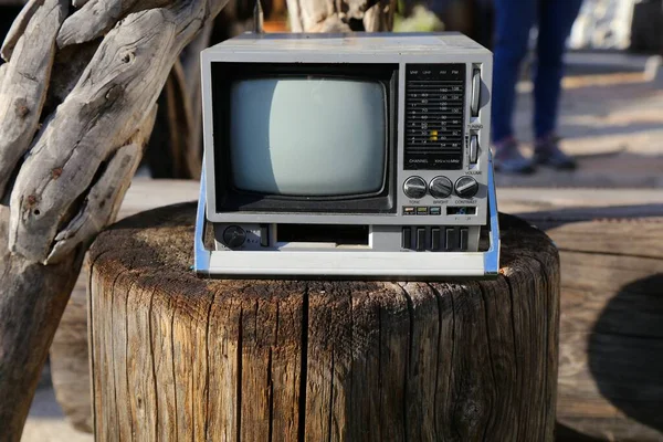 Vintage Tragbare Mini Und Radio Technologie Nostalgie Kleiner Fernseher Aus — Stockfoto