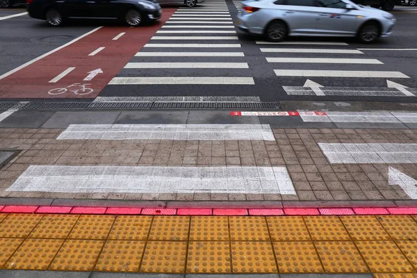 ソウル 韓国で自転車道の交差点や歩行者の交差点 ソウルの交通インフラ 携帯電話に気を取られた歩行者のための床に赤い光が照らされました — ストック写真