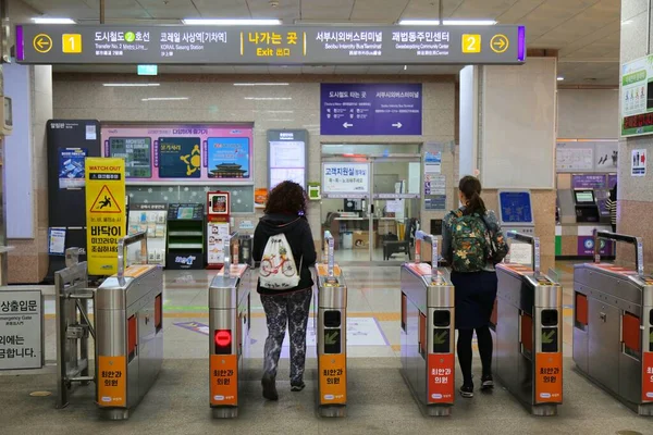 Busan Jižní Korea Března 2023 Cestující Vstupují Stanice Metra Busan — Stock fotografie