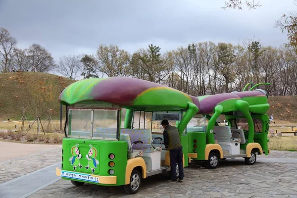 Gyeongju South Korea 2023年3月26日 游客在韩国庆州的历史名胜古迹乘坐家蚕电动旅游巴士 蚕丝是庆州历史上一个重要的装饰主题 — 图库照片