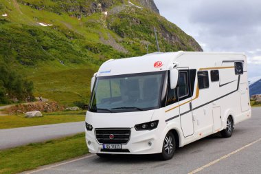 GEIRANGER, NORway - 28 Temmuz 2020: Geiranger, Norveç yakınlarında eğlence aracı (RV) tatili. 2015 yılında Norveç 'in 8,8 milyon yabancı ziyaretçisi oldu.
