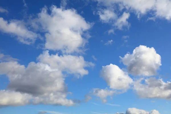 Μπλε Ουρανός Λευκά Σύννεφα Μπλε Ουρανό Φόντο Καλοκαίρι Skyscape — Φωτογραφία Αρχείου