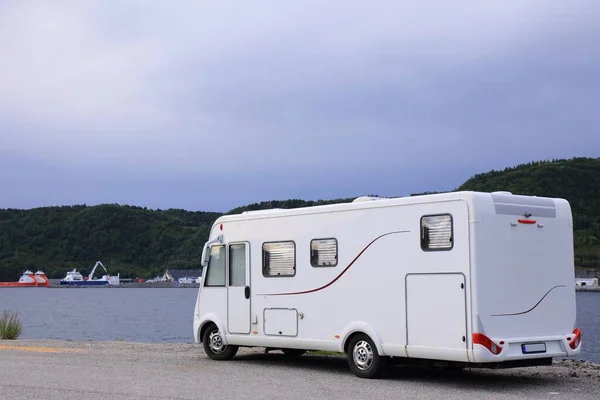 Vacaciones Campista Cerca Alesund Noruega Camioneta Blanca Vehículo Recreativo —  Fotos de Stock