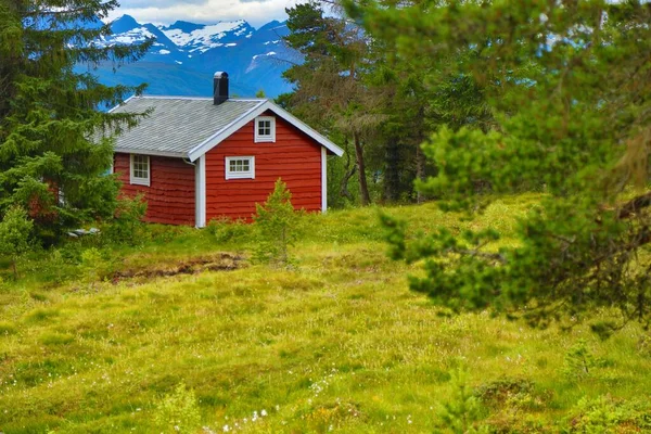 ノルウェーSunmore地区の風景 Skodje自治体のNihsen山からの眺め 赤い別荘 ヒュッテ — ストック写真