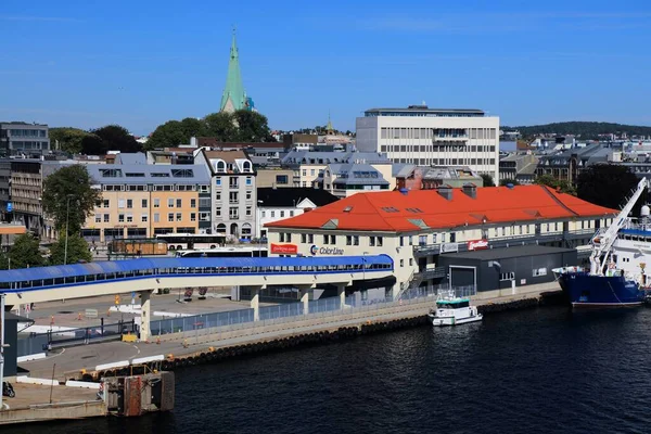 ノルウェーのクリスチャン砂 2020年7月31日 ノルウェーのクリスチャンと港を持つ都市景観 ノルウェーで最も忙しい海の港5選 — ストック写真