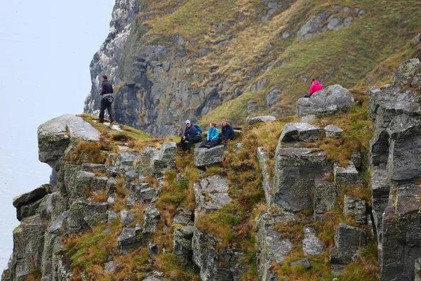 Рунде Норвегия Июля 2020 Года Наблюдатели Птицами Посещают Скалы Острова — стоковое фото