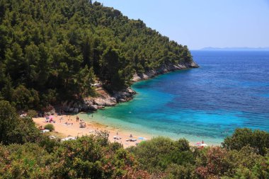 Korcula Adası, Hırvatistan. Pupnatska Luka plajı. Korcula Adası Adriyatik Denizi kıyısı manzarası.
