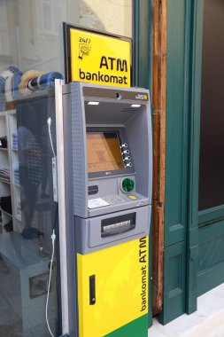 BÖLÜM, CROATIA - 20 Temmuz 2019: Split 'teki ATM para makinesi. Hırvatistan 'a 2018 yılında 18,4 milyon turist geldi.