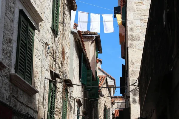 克罗地亚 克罗埃西亚的老城区地中海风格的住宅建筑和烘干的洗衣房的街景 — 图库照片