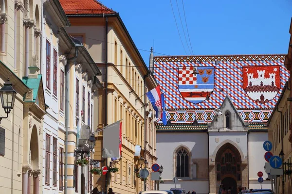 克罗地亚萨格勒布市 与圣马可教堂 Crkva 的街景 — 图库照片