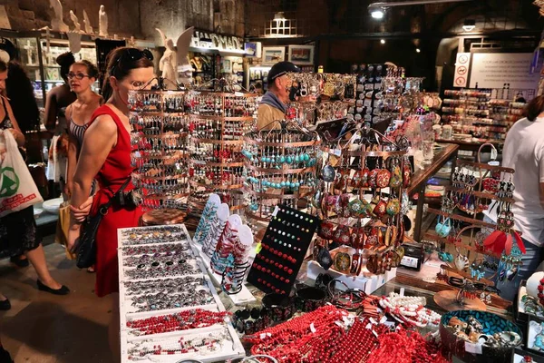 Split Croatia Julho 2019 Turistas Visitam Mercado Subterrâneo Souvenirs Sob — Fotografia de Stock
