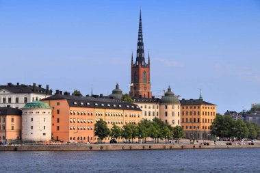 İsveç 'te Stockholm şehrinin silueti. Riddarholmen Adası Sahil manzarası.