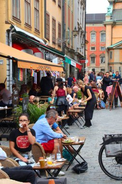 Stockholm, İsveç - 23 Ağustos 2018: İnsanlar Gamla Stan (eski şehir) Stockholm, İsveç'te Stortorget meydanda ziyaret edin. Başkenti ve en kalabalık alan İsveç Stokholm olduğunu.