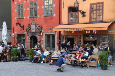 Stockholm, İsveç - 23 Ağustos 2018: İnsanlar Gamla Stan (eski şehir) Stockholm, İsveç'te Stortorget meydanda ziyaret edin. Başkenti ve en kalabalık alan İsveç Stokholm olduğunu.