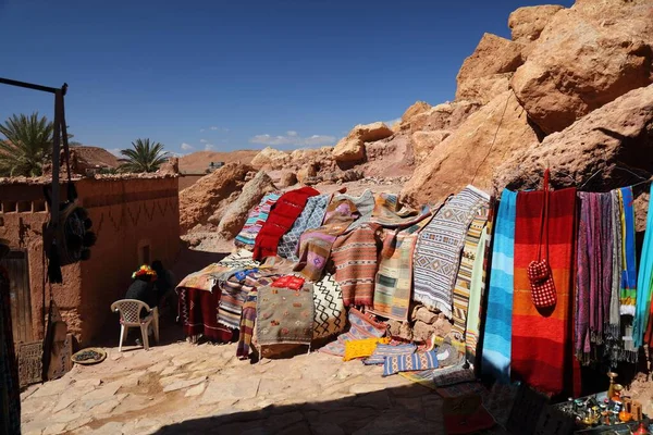 Tradiční Marocké Řemeslné Přikrývky Koberce Ait Benhaddou Památkové Město Maroko — Stock fotografie