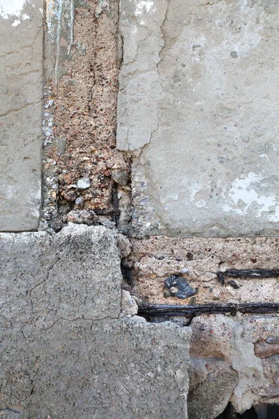 海辺の湿気の多い塩辛い空気条件での鉄筋コンクリートでの破壊 大西洋岸および太平洋岸の問題 錆びた鉄筋コンクリートの損傷 — ストック写真
