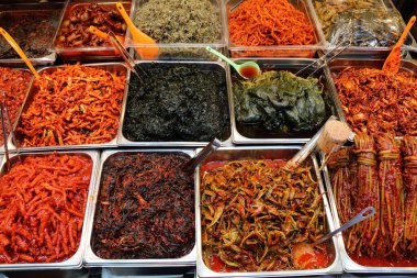 Kimçi çeşitleri - Güney Kore 'nin Jongno bölgesindeki geleneksel Gwangjang pazarında Kore yemekleri.