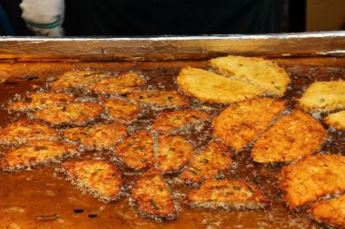 Güney Kore, Seul 'deki geleneksel Gwangjang Pazarı' nda Kore yemekleri. Mung fasulyeli krep adı bindaetteok..