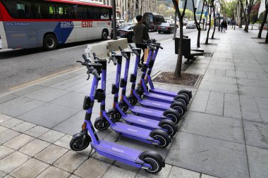 SEOUL, Güney Kore - 7 Nisan 2023: Seul 'un Gangnam ilçesinde park edilmiş kiralık e-scooter' lar. Beam bir elektrikli scooter paylaşım uygulamasıdır..