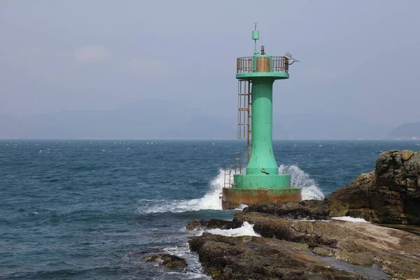 韓国の巨済島 緑の航海標識 — ストック写真
