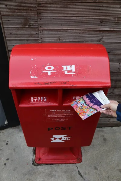 Seoul South Korea Kwiecień 2023 Osoba Wysyłająca Pocztówki Publicznej Skrzynce — Zdjęcie stockowe