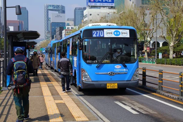 ソウル エイプリル社2023年7月7日 ソウルのジョンノ地区にあるジョンロ通りの旅客ボードシティバス — ストック写真