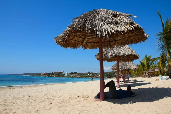 Kuba Karibischer Strand Playa Rancho Luna Cienfuegos Sandstrand Mit Palmenblätterschirmen — Stockfoto