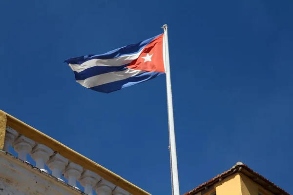 古巴特立尼达市政厅风中的古巴国旗 — 图库照片