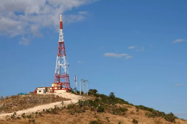 Ραδιοφωνικός Πύργος Εκπομπής Και Σταθμός Βάσης Κινητού Δικτύου Στο Τρινιντάντ — Φωτογραφία Αρχείου