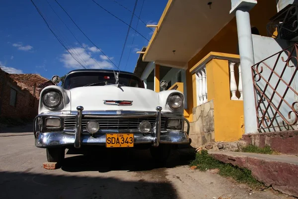 Trinidad Cuba 2011年2月5日 トリニダードの車輪の下にレンガで駐車古典的なシボレー車 キューバは一人当たりの車両数が最も少ない国の一つです — ストック写真