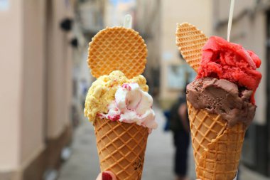 Alghero, Sardinya 'da dondurma. İtalyan dondurmasını külahta tutarak..