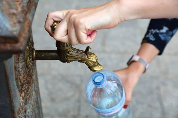 Заливка Пластикової Пляшки Домашніх Тварин Відкритого Водяного Крана Альгеро Італія — стокове фото
