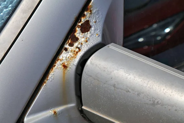 Rusty Dveře Auta Vedle Zrcátka Řidiče Poškození Koroze Počasí Vozidle — Stock fotografie